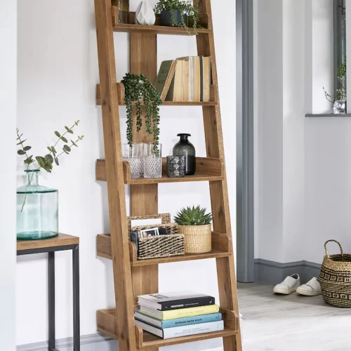 El estante tipo escalera de 5 repisas es la solución perfecta para maximizar el espacio de almacenamiento en cualquier habitación de tu hogar. Con su diseño único y funcional, este estante ofrece una manera elegante y práctica de exhibir y organizar una variedad de objetos, desde libros y decoraciones hasta plantas y fotografías.