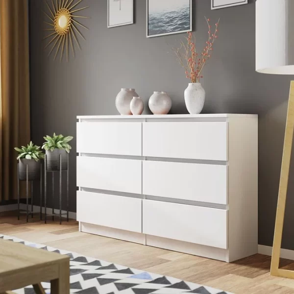 Aprovecha la oferta de nuestra cómoda de 6 amplios cajones, fabricada en melamina de 18 mm y diseñada en un elegante color blanco. Esta cómoda no solo transforma cualquier espacio con su apariencia minimalista y sofisticada, sino que también ofrece una solución de almacenamiento práctica y duradera. Elegancia Minimalista Con su diseño sin tiradores, esta cómoda presenta una estética limpia y contemporánea que se integra perfectamente en cualquier ambiente. El color blanco aporta luminosidad y sensación de amplitud, ideal para crear un entorno relajante y acogedor.