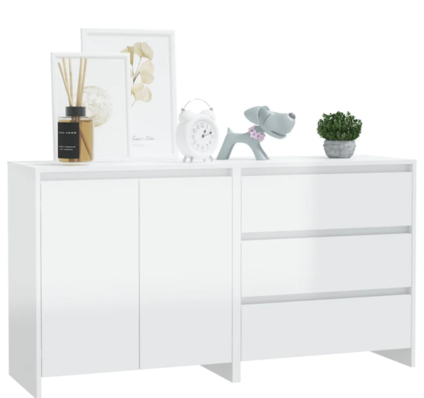 El aparador moderno de 2 cuerpos en blanco mate es una opción ideal para quienes buscan un mueble que combine estilo, funcionalidad y durabilidad. Con sus tres cajones y dos puertas abatibles con divisiones internas, ofrece un amplio espacio de almacenamiento