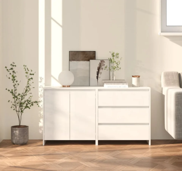 El aparador moderno de 2 cuerpos en blanco mate es una opción ideal para quienes buscan un mueble que combine estilo, funcionalidad y durabilidad. Con sus tres cajones y dos puertas abatibles con divisiones internas, ofrece un amplio espacio de almacenamiento