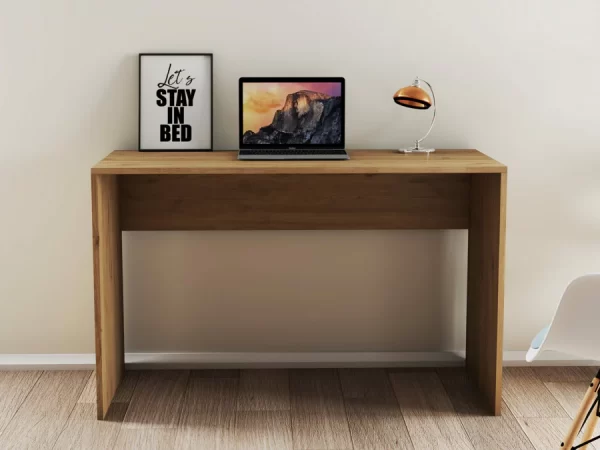 Aprovecha la oferta de La mesa escritorio de oficina moderna en color roble es una solución perfecta para quienes buscan un mueble que combine estilo y funcionalidad. Su diseño elegante, junto con un amplio espacio en la superficie, la convierte en una pieza esencial para cualquier oficina o área de estudio.