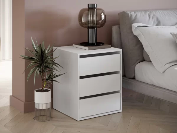 mesa de noche en color Blanco. Equipado con 3 cajones con correderas telescópicas y un diseño sin tiradores, este mueble es ideal para mantener tu dormitorio organizado mientras aporta un toque moderno y elegante.