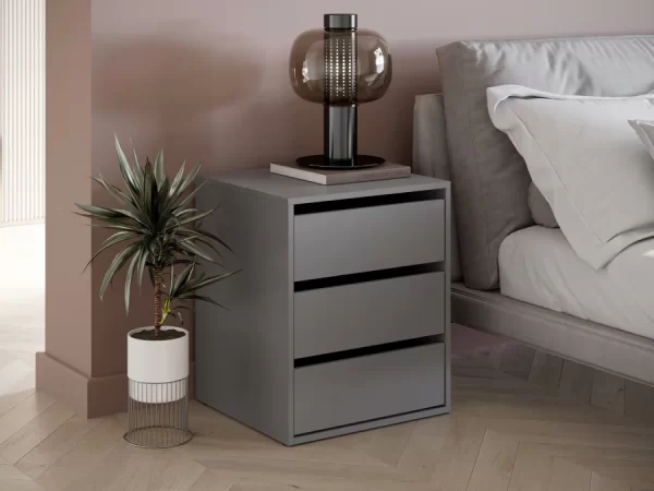 mesa de noche en color Gris. Equipado con 3 cajones con correderas telescópicas y un diseño sin tiradores, este mueble es ideal para mantener tu dormitorio organizado mientras aporta un toque moderno y elegante.