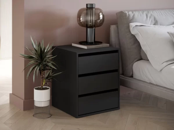 mesa de noche en color Negro. Equipado con 3 cajones con correderas telescópicas y un diseño sin tiradores, este mueble es ideal para mantener tu dormitorio organizado mientras aporta un toque moderno y elegante.