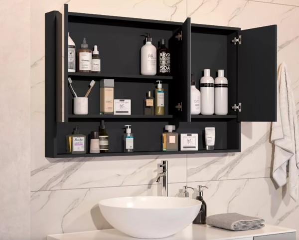 El gabinete de baño moderno en color negro es la solución perfecta para quienes buscan funcionalidad y estilo en un solo mueble. Con su diseño elegante, espejo incorporado y almacenamiento optimizado, este gabinete transformará tu baño en un espacio ordenado y estilizado aprovecha la oferta.