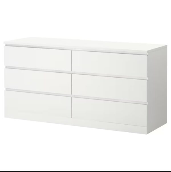 Aprovecha la oferta de esta cómoda con 6 cajones en color blanco es el mueble ideal para quienes buscan combinar estilo moderno y funcionalidad en su  dormitorio o sala de estar. Con su diseño sin tiradores y cajones con corte especial, esta cómoda aporta una estética limpia y sofisticada a cualquier ambiente, sin sacrificar espacio ni practicidad.