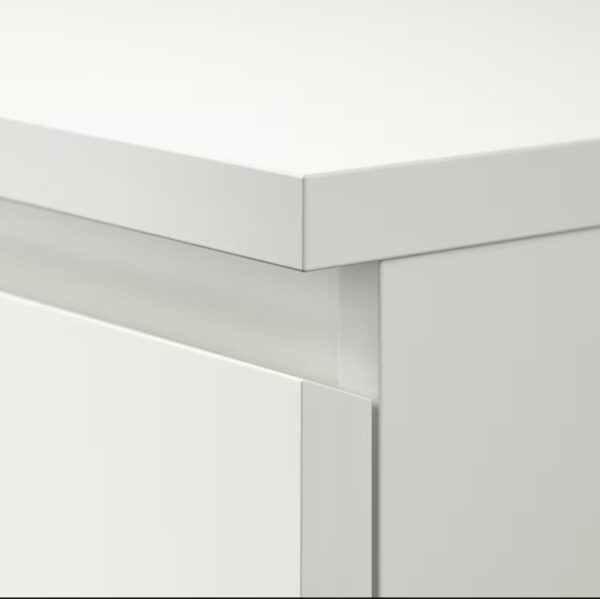 Aprovecha la oferta de esta cómoda con 6 cajones en color blanco es el mueble ideal para quienes buscan combinar estilo moderno y funcionalidad en su  dormitorio o sala de estar. Con su diseño sin tiradores y cajones con corte especial, esta cómoda aporta una estética limpia y sofisticada a cualquier ambiente, sin sacrificar espacio ni practicidad.