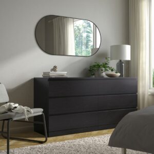 Aprovecha la oferta de esta cómoda con 6 cajones en color wengue oscuro es el mueble ideal para quienes buscan combinar estilo moderno y funcionalidad en su  dormitorio o sala de estar. Con su diseño sin tiradores y cajones con corte especial, esta cómoda aporta una estética limpia y sofisticada a cualquier ambiente, sin sacrificar espacio ni practicidad.