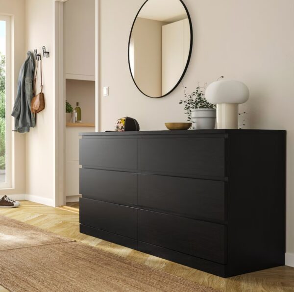 Aprovecha la oferta de esta cómoda con 6 cajones en color wengue oscuro es el mueble ideal para quienes buscan combinar estilo moderno y funcionalidad en su  dormitorio o sala de estar. Con su diseño sin tiradores y cajones con corte especial, esta cómoda aporta una estética limpia y sofisticada a cualquier ambiente, sin sacrificar espacio ni practicidad.