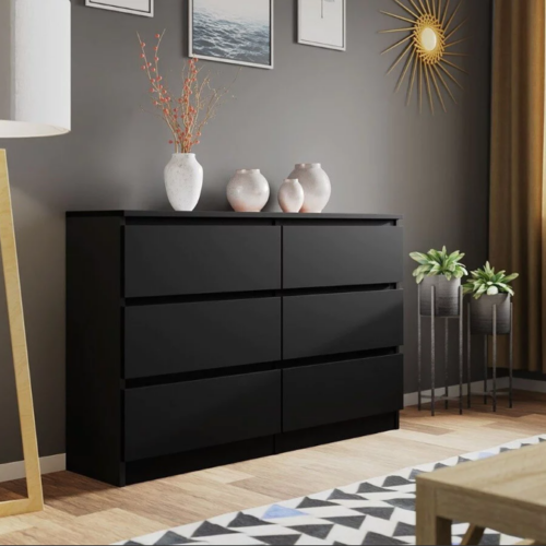 Aprovecha la oferta de nuestra cómoda de 6 amplios cajones, fabricada en melamina de 18 mm y diseñada en un elegante color Negro. Esta cómoda no solo transforma cualquier espacio con su apariencia minimalista y sofisticada, sino que también ofrece una solución de almacenamiento práctica y duradera.