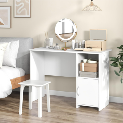 Aprovecha la oferta de nuestro El escritorio en color blanco con puerta y estante superior es la opción ideal para quienes buscan un diseño moderno y funcional que se adapte a cualquier entorno. Con unas medidas de 78 cm de alto, 105 cm de largo y 49 cm de profundidad, este mueble combina estética y practicidad, ofreciendo suficiente espacio para trabajar y organizar tus pertenencias.