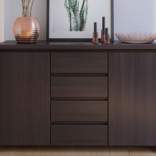 Aprovecha la oferta de La cómoda color wengue con 2 puertas y 4 cajones es el mueble ideal para quienes buscan un diseño moderno, minimalista y altamente funcional. Su acabado en color wengue mate aporta un toque sofisticado a cualquier espacio, desde dormitorios hasta salas de estar u oficinas. Con unas dimensiones de 92 cm de alto, 143 cm de largo y 40 cm de profundidad, esta cómoda ofrece amplio almacenamiento gracias a sus 2 divisiones internas y 4 cajones con correderas telescópicas de calidad, que garantizan una apertura y cierre suaves y duraderos.