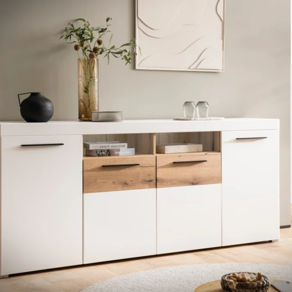 Con 4 puertas, el aparador proporciona amplio espacio de almacenamiento para libros, dispositivos multimedia y otros artículos. La robusta superficie es ideal para exhibir objetos decorativos, marcos de fotos o plantas. También se puede usar como mueble bajo, armario auxiliar, etc. Gracias al tablero de gran calidad, este aparador está diseñado para durar. Diseño Moderno Roble-Blanco con 4 Puertas - 184x40x87cm - Elegante Almacenamiento para Comedor