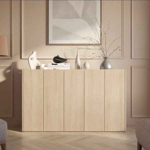 Renueva tu sala con nuestro hermoso Aparador recibidor. El cual combina su estilo con la que hoy en día todos buscamos. Podrás decorarlo de una manera que tu habitación luzca extremadamente bien, está diseñado para transformar el espacio bajo la escalera en áreas de almacenamiento funcionales. Su diseño cálido en roble y la iluminación LED integrada crean un ambiente refinado, mientras que su estructura bien pensada ofrece una gran capacidad de almacenamiento.