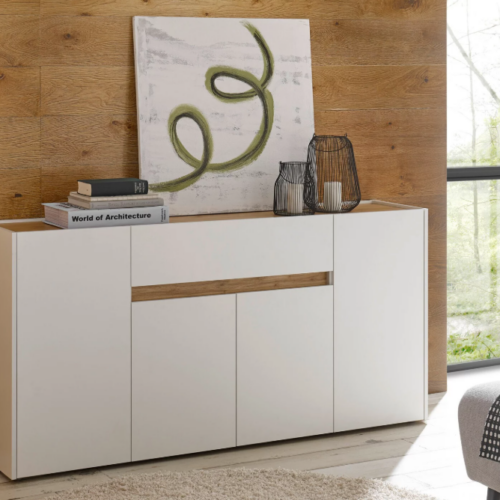 Diseño Moderno y Versátil: Este aparador, con un diseño minimalista, será un aporte práctico y decorativo para tu hogar. Con 4 puertas, el aparador proporciona amplio espacio de almacenamiento para libros, dispositivos multimedia y otros artículos. La robusta superficie es ideal para exhibir objetos decorativos, marcos de fotos o plantas. También se puede usar como mueble bajo, armario auxiliar, etc. Gracias al tablero de gran calidad, este aparador está diseñado para durar.