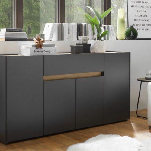 Diseño Moderno y Versátil: Este aparador, con un diseño minimalista, será un aporte práctico y decorativo para tu hogar. Con 4 puertas, el aparador proporciona amplio espacio de almacenamiento para libros, dispositivos multimedia y otros artículos. La robusta superficie es ideal para exhibir objetos decorativos, marcos de fotos o plantas. También se puede usar como mueble bajo, armario auxiliar, etc. Gracias al tablero de gran calidad, este aparador está diseñado para durar.