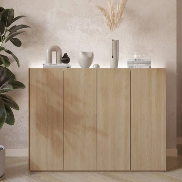 Renueva tu sala con nuestro hermoso Aparador recibidor. El cual combina su estilo con la que hoy en día todos buscamos. Podrás decorarlo de una manera que tu habitación luzca extremadamente bien, está diseñado para transformar el espacio bajo la escalera en áreas de almacenamiento funcionales. Su diseño cálido en roble y la iluminación LED integrada crean un ambiente refinado, mientras que su estructura bien pensada ofrece una gran capacidad de almacenamiento.