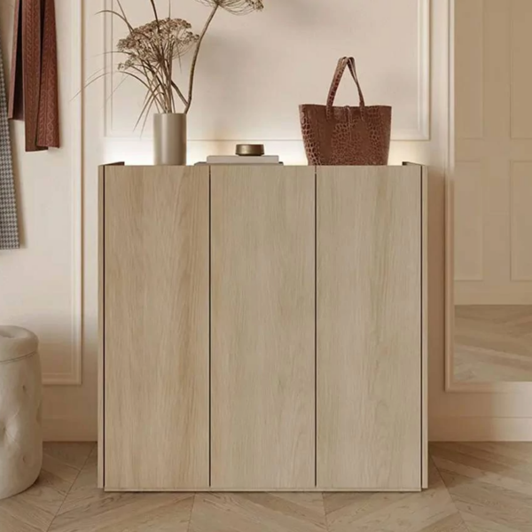 Renueva tu sala con nuestro hermoso Aparador recibidor. El cual combina su estilo con la que hoy en día todos buscamos. Podrás decorarlo de una manera que tu habitación luzca extremadamente bien, está diseñado para transformar el espacio bajo la escalera en áreas de almacenamiento funcionales. Su diseño cálido en roble y la iluminación LED integrada crean un ambiente refinado, mientras que su estructura bien pensada ofrece una gran capacidad de almacenamiento.