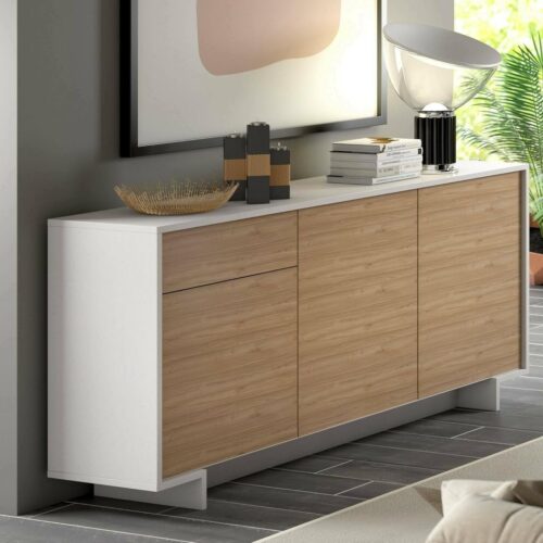 Diseño Moderno y Versátil: Este aparador, con un diseño minimalista, será un aporte práctico y decorativo para tu hogar. Con 3 puertas, el aparador proporciona amplio espacio de almacenamiento para libros, dispositivos multimedia y otros artículos. La robusta superficie es ideal para exhibir objetos decorativos, marcos de fotos o plantas. También se puede usar como mueble bajo, armario auxiliar, etc. Gracias al tablero de gran calidad, este aparador está diseñado para durar.