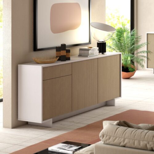 Diseño Moderno y Versátil: Este aparador, con un diseño minimalista, será un aporte práctico y decorativo para tu hogar. Con 3 puertas, el aparador proporciona amplio espacio de almacenamiento para libros, dispositivos multimedia y otros artículos. La robusta superficie es ideal para exhibir objetos decorativos, marcos de fotos o plantas. También se puede usar como mueble bajo, armario auxiliar, etc. Gracias al tablero de gran calidad, este aparador está diseñado para durar.