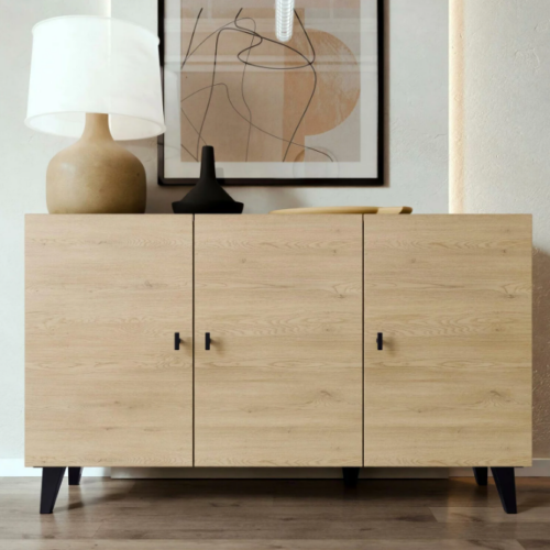 Este aparador, con un diseño minimalista, será un aporte práctico y decorativo para tu hogar. Con 3 puertas, el aparador proporciona amplio espacio de almacenamiento para libros, dispositivos multimedia y otros artículos. La robusta superficie es ideal para exhibir objetos decorativos, marcos de fotos o plantas. También se puede usar como mueble bajo, armario auxiliar, etc. Gracias al tablero de gran calidad, este aparador está diseñado para durar.