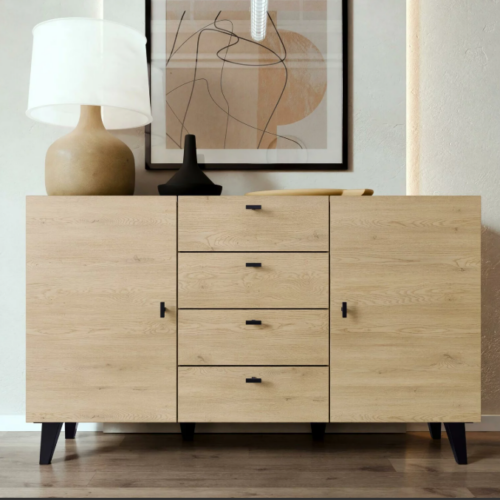 Amplio Espacio de Almacenamiento: Este aparador cuenta con dos puertas abatibles que esconden amplias divisiones internas. Estos espacios de almacenamiento son ideales para guardar desde vajillas hasta documentos y objetos personales, manteniendo todo organizado y al alcance.