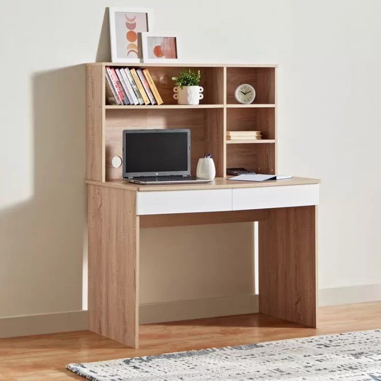 Mesa Escritorio de Oficina Moderna en Color Roble Blanco: Organización y Estilo para tu Espacio de Trabajo. La mesa escritorio de oficina en color Roble es la solución perfecta para quienes buscan combinar estilo moderno y funcionalidad en su espacio de trabajo. Con dimensiones de 134 cm de alto, 105 cm de ancho y 56 cm de profundidad, esta mesa ha sido diseñada para ofrecer un amplio espacio de trabajo y almacenamiento, permitiéndote mantener todo lo esencial al alcance de la mano mientras disfrutas de un entorno organizado y elegante. Fabricada en melamina de alta calidad de 18 mm, esta mesa no solo garantiza durabilidad, sino también una estética impecable que se adapta a cualquier tipo de oficina.