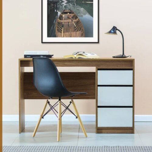 Mesa Escritorio de Oficina Moderna en Color Roble: Organización y Estilo para tu Espacio de Trabajo. La mesa escritorio de oficina en color roble es la solución perfecta para quienes buscan combinar estilo moderno y funcionalidad en su espacio de trabajo. Con dimensiones de 76 cm de alto, 120 cm de ancho y 45 cm de profundidad, esta mesa ha sido diseñada para ofrecer un amplio espacio de trabajo y almacenamiento, permitiéndote mantener todo lo esencial al alcance de la mano mientras disfrutas de un entorno organizado y elegante.