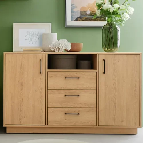 Aparador Color Roble con 3 Cajones, 2 Puertas y 1 Estante: Elegancia y Funcionalidad para Tu Hogar Renueva tu espacio con nuestro apardor en color roble, diseñada para ofrecer estilo y practicidad. Con 3 cajones, 2 puertas y 1 estante, este aparador es la solución perfecta para mantener tu hogar organizado. Equipado con tiradores de metal en color negro y fabricado con melamina de alta calidad de 18 mm, este mueble garantiza durabilidad y resistencia. Sus medidas de 84 cm de alto, 140 cm de ancho y 40 cm de profundidad la hacen ideal para cualquier habitación de tu hogar.