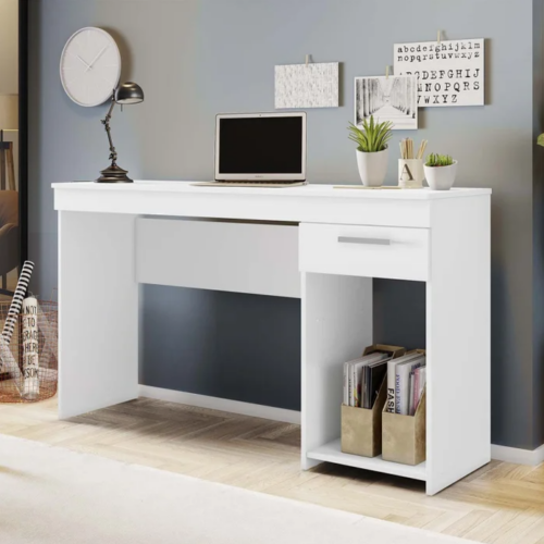 Descubre los Beneficios y Cualidades de Nuestro Escritorio Con Un Cajon  y Estante en Melamina Blanca El escritorio con un cajon y estante, fabricado en melamina blanca de alta calidad, es la solución perfecta para quienes buscan combinar estilo, funcionalidad y durabilidad en su espacio de trabajo. Este escritorio no solo mejora su productividad, sino que también aporta una estética moderna y ordenada a su oficina o estudio.