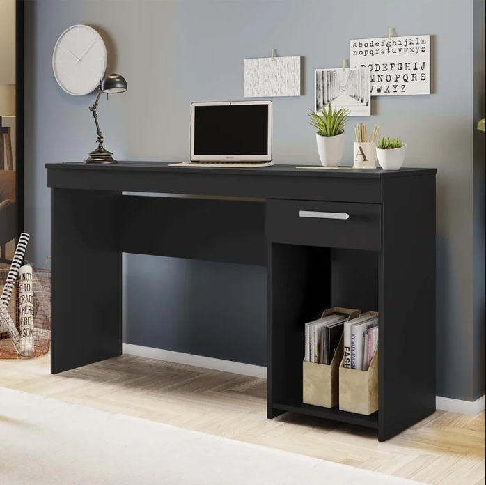 Descubre los Beneficios y Cualidades de Nuestro Escritorio Con Un Cajon  y Estante en Melamina Negro El escritorio con un cajon y estante, fabricado en melamina colo negro de alta calidad, es la solución perfecta para quienes buscan combinar estilo, funcionalidad y durabilidad en su espacio de trabajo. Este escritorio no solo mejora su productividad, sino que también aporta una estética moderna y ordenada a su oficina o estudio.