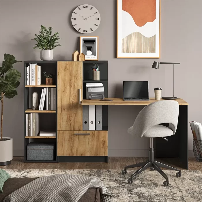 Escritorio Moderno con 2 Puertas Abatibles y Un Estante Espacioso: Funcionalidad y Elegancia en Negro y Roble. Un espacio de trabajo eficiente comienza con un escritorio bien diseñado. Nuestro escritorio con 2 puertas abatibles con tiradores y un  estantes abierto espacioso es la elección ideal para quienes buscan una combinación perfecta de funcionalidad y estilo. Este mueble, en un sofisticado color negro y roble, no solo optimiza tu espacio de trabajo, sino que también añade un toque de elegancia moderna a cualquier habitación.