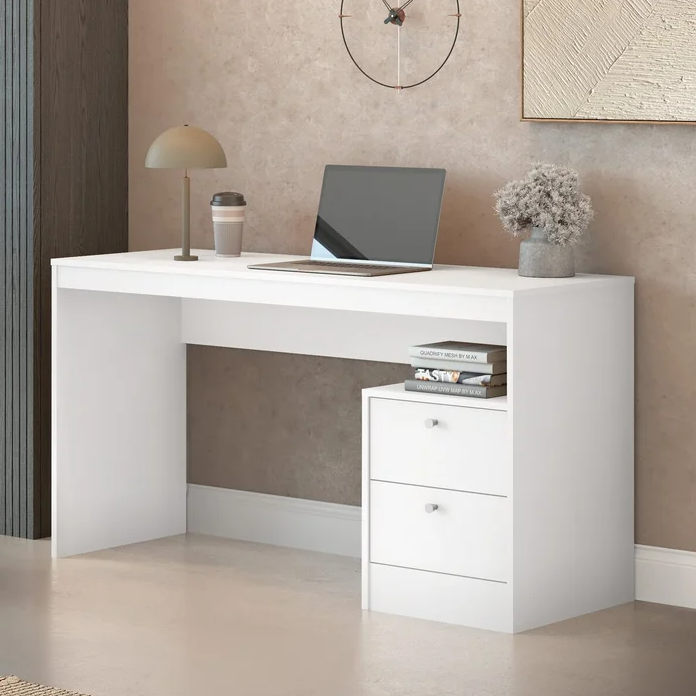 Mesa Escritorio de Oficina Moderna en Color Blanco: Organización y Estilo para tu Espacio de Trabajo. La mesa escritorio de oficina en color blanco es la solución perfecta para quienes buscan combinar estilo moderno y funcionalidad en su espacio de trabajo. Con dimensiones de 75 cm de alto, 136 cm de ancho y 50 cm de profundidad, esta mesa ha sido diseñada para ofrecer un amplio espacio de trabajo y almacenamiento, permitiéndote mantener todo lo esencial al alcance de la mano mientras disfrutas de un entorno organizado y elegante. Fabricada en melamina de alta calidad de 18 mm, esta mesa no solo garantiza durabilidad, sino también una estética impecable que se adapta a cualquier tipo de oficina.