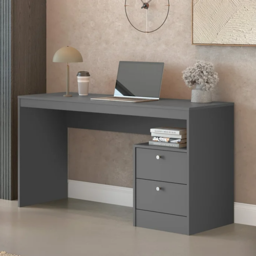 Mesa Escritorio de Oficina Moderna en Color Grafito: Organización y Estilo para tu Espacio de Trabajo. La mesa escritorio de oficina en color blanco es la solución perfecta para quienes buscan combinar estilo moderno y funcionalidad en su espacio de trabajo. Con dimensiones de 75 cm de alto, 135 cm de ancho y 50 cm de profundidad, esta mesa ha sido diseñada para ofrecer un amplio espacio de trabajo y almacenamiento, permitiéndote mantener todo lo esencial al alcance de la mano mientras disfrutas de un entorno organizado y elegante. Fabricada en melamina de alta calidad de 18 mm, esta mesa no solo garantiza durabilidad, sino también una estética impecable que se adapta a cualquier tipo de oficina.