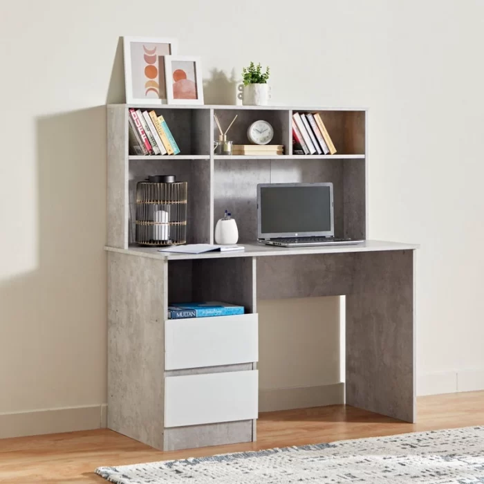Mesa Escritorio de Oficina Moderna en Color Cemento y Blanco: Organización y Estilo para tu Espacio de Trabajo. La mesa escritorio de oficina en color Roble es la solución perfecta para quienes buscan combinar estilo moderno y funcionalidad en su espacio de trabajo. Con dimensiones de 134 cm de alto, 120 cm de ancho y 54 cm de profundidad, esta mesa ha sido diseñada para ofrecer un amplio espacio de trabajo y almacenamiento, permitiéndote mantener todo lo esencial al alcance de la mano mientras disfrutas de un entorno organizado y elegante. Fabricada en melamina de alta calidad de 18 mm, esta mesa no solo garantiza durabilidad, sino también una estética impecable que se adapta a cualquier tipo de oficina.