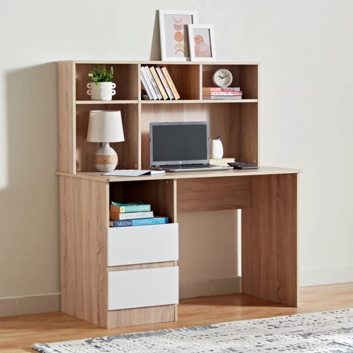 Mesa Escritorio de Oficina Moderna en Color Roble Blanco: Organización y Estilo para tu Espacio de Trabajo. La mesa escritorio de oficina en color Roble es la solución perfecta para quienes buscan combinar estilo moderno y funcionalidad en su espacio de trabajo. Con dimensiones de 134 cm de alto, 120 cm de ancho y 54 cm de profundidad, esta mesa ha sido diseñada para ofrecer un amplio espacio de trabajo y almacenamiento, permitiéndote mantener todo lo esencial al alcance de la mano mientras disfrutas de un entorno organizado y elegante. Fabricada en melamina de alta calidad de 18 mm, esta mesa no solo garantiza durabilidad, sino también una estética impecable que se adapta a cualquier tipo de oficina.