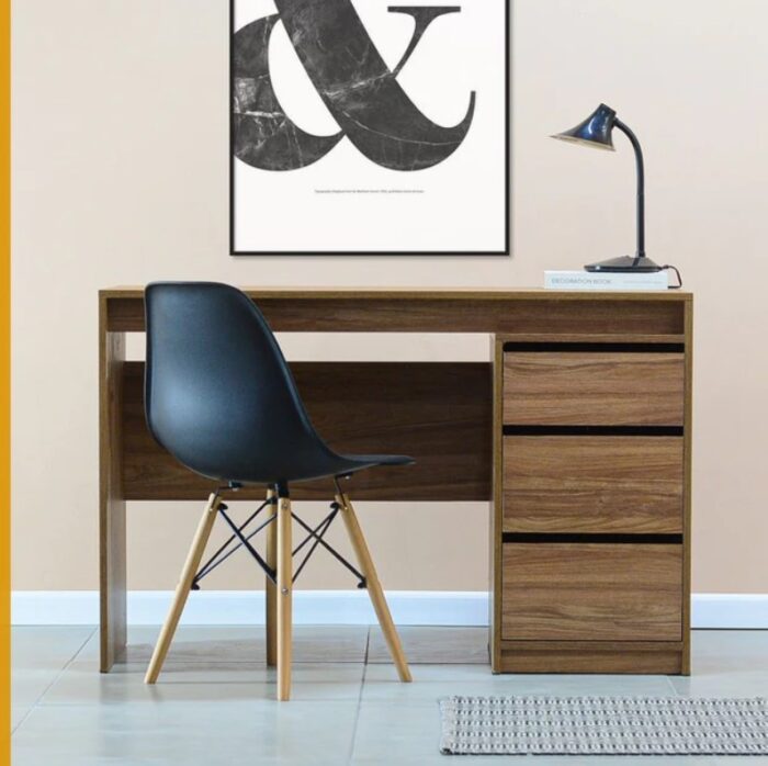 Mesa Escritorio de Oficina Moderna en Color Gales: Organización y Estilo para tu Espacio de Trabajo. La mesa escritorio de oficina en color gales es la solución perfecta para quienes buscan combinar estilo moderno y funcionalidad en su espacio de trabajo. Con dimensiones de 76 cm de alto, 120 cm de ancho y 45 cm de profundidad, esta mesa ha sido diseñada para ofrecer un amplio espacio de trabajo y almacenamiento, permitiéndote mantener todo lo esencial al alcance de la mano mientras disfrutas de un entorno organizado y elegante. Fabricada en melamina de alta calidad de 18 mm, esta mesa no solo garantiza durabilidad, sino también una estética impecable que se adapta a cualquier tipo de oficina.