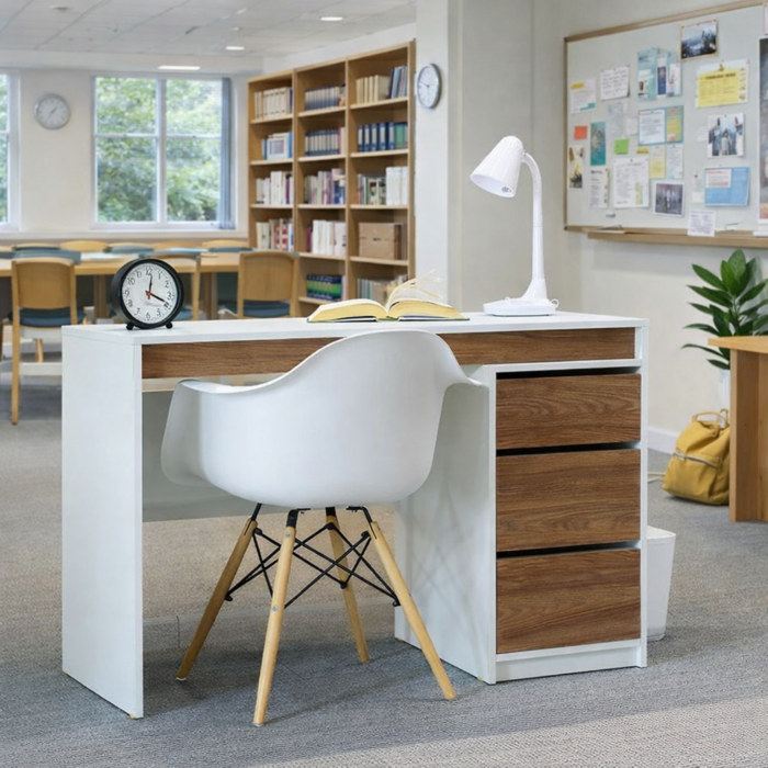 Mesa Escritorio de Oficina Moderna en Color Gales y Blanco: Organización y Estilo para tu Espacio de Trabajo. La mesa escritorio de oficina en color gales es la solución perfecta para quienes buscan combinar estilo moderno y funcionalidad en su espacio de trabajo. Con dimensiones de 76 cm de alto, 120 cm de ancho y 45 cm de profundidad, esta mesa ha sido diseñada para ofrecer un amplio espacio de trabajo y almacenamiento, permitiéndote mantener todo lo esencial al alcance de la mano mientras disfrutas de un entorno organizado y elegante. Fabricada en melamina de alta calidad de 18 mm, esta mesa no solo garantiza durabilidad, sino también una estética impecable que se adapta a cualquier tipo de oficina.