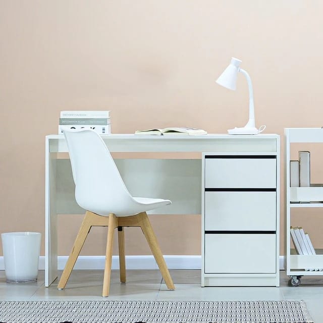 Mesa Escritorio de Oficina Moderna en Color Blanco: Organización y Estilo para tu Espacio de Trabajo. La mesa escritorio de oficina en color blanco es la solución perfecta para quienes buscan combinar estilo moderno y funcionalidad en su espacio de trabajo. Con dimensiones de 76 cm de alto, 120 cm de ancho y 45 cm de profundidad, esta mesa ha sido diseñada para ofrecer un amplio espacio de trabajo y almacenamiento, permitiéndote mantener todo lo esencial al alcance de la mano mientras disfrutas de un entorno organizado y elegante. Fabricada en melamina de alta calidad de 18 mm, esta mesa no solo garantiza durabilidad, sino también una estética impecable que se adapta a cualquier tipo de oficina.