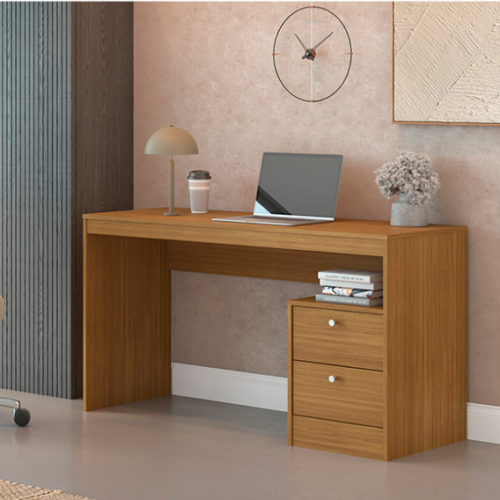 Mesa Escritorio de Oficina Moderna en Color Cedro: Organización y Estilo para tu Espacio de Trabajo. La mesa escritorio de oficina en color cedro es la solución perfecta para quienes buscan combinar estilo moderno y funcionalidad en su espacio de trabajo. Con dimensiones de 75 cm de alto, 135 cm de ancho y 50 cm de profundidad, esta mesa ha sido diseñada para ofrecer un amplio espacio de trabajo y almacenamiento, permitiéndote mantener todo lo esencial al alcance de la mano mientras disfrutas de un entorno organizado y elegante. Fabricada en melamina de alta calidad de 18 mm, esta mesa no solo garantiza durabilidad, sino también una estética impecable que se adapta a cualquier tipo de oficina.