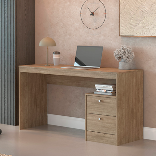 Mesa Escritorio de Oficina Moderna en Color Roble: Organización y Estilo para tu Espacio de Trabajo. La mesa escritorio de oficina en color roble es la solución perfecta para quienes buscan combinar estilo moderno y funcionalidad en su espacio de trabajo. Con dimensiones de 75 cm de alto, 135 cm de ancho y 50 cm de profundidad, esta mesa ha sido diseñada para ofrecer un amplio espacio de trabajo y almacenamiento, permitiéndote mantener todo lo esencial al alcance de la mano mientras disfrutas de un entorno organizado y elegante. Fabricada en melamina de alta calidad de 18 mm, esta mesa no solo garantiza durabilidad, sino también una estética impecable que se adapta a cualquier tipo de oficina.