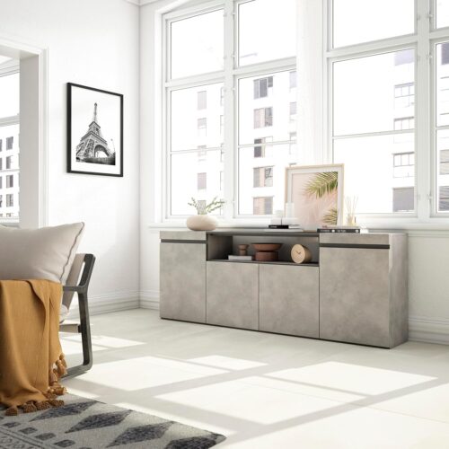 Aparador Moderno de 4 Puertas en Color Cemento: Elegancia y Funcionalidad en un Solo Mueble Renueva tu sala con nuestro hermoso Aparador recibidor. El cual combina su estilo con la que hoy en día todos buscamos. Podrás decorarlo de una manera que tu habitación luzca extremadamente bien, está diseñado para transformar el espacio bajo la escalera en áreas de almacenamiento funcionales. Su diseño cálido en roble crean un ambiente refinado, mientras que su estructura bien pensada ofrece una gran capacidad de almacenamiento.