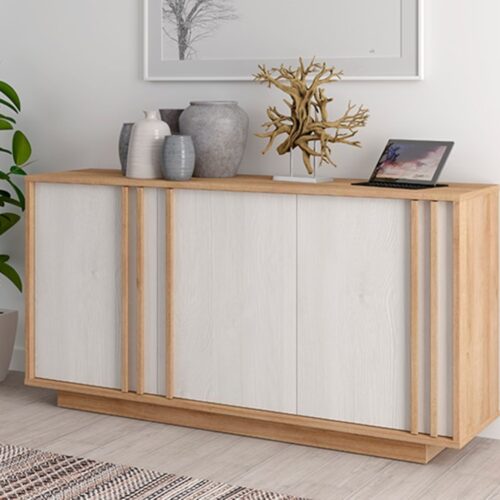 Aparador Moderno de 3 Puertas en Color Roble y Blanco: Elegancia y Funcionalidad en un Solo Mueble Renueva tu sala con nuestro hermoso Aparador recibidor. El cual combina su estilo con la que hoy en día todos buscamos. Podrás decorarlo de una manera que tu habitación luzca extremadamente bien. Beneficios y Cualidades 1. Diseño Moderno y Versátil: Este aparador que esta fabricado todo en melamina de 18 mm, con un diseño minimalista, será un aporte práctico y decorativo para tu hogar. Con 3 puertas, el aparador proporciona amplio espacio de almacenamiento para libros, dispositivos multimedia y otros artículos. La robusta superficie es ideal para exhibir objetos decorativos, marcos de fotos o plantas. También se puede usar como mueble bajo, armario auxiliar, etc. Gracias al tablero de gran calidad, este aparador está diseñado para durar.