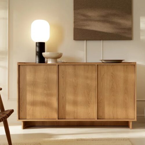 Aparador Moderno de 3 Puertas en Color Castaño: Elegancia y Funcionalidad en un Solo Mueble Renueva tu sala con nuestro hermoso Aparador recibidor. El cual combina su estilo con la que hoy en día todos buscamos. Podrás decorarlo de una manera que tu habitación luzca extremadamente bien. Beneficios y Cualidades 1. Diseño Moderno y Versátil: Este aparador que esta fabricado todo en melamina de 18 mm, con un diseño minimalista, será un aporte práctico y decorativo para tu hogar. Con 3 puertas, el aparador proporciona amplio espacio de almacenamiento para libros, dispositivos multimedia y otros artículos. La robusta superficie es ideal para exhibir objetos decorativos, marcos de fotos o plantas. También se puede usar como mueble bajo, armario auxiliar, etc. Gracias al tablero de gran calidad, este aparador está diseñado para durar.