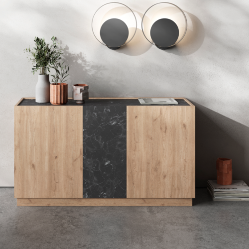 Aparador Moderno de 3 Puertas en Color Roble y Mamba: Elegancia y Funcionalidad en un Solo Mueble Renueva tu sala con nuestro hermoso Aparador recibidor. El cual combina su estilo con la que hoy en día todos buscamos. Podrás decorarlo de una manera que tu habitación luzca extremadamente bien. Beneficios y Cualidades 1. Diseño Moderno y Versátil: Este aparador que esta fabricado todo en melamina de 18 mm, con un diseño minimalista, será un aporte práctico y decorativo para tu hogar. Con 3 puertas, el aparador proporciona amplio espacio de almacenamiento para libros, dispositivos multimedia y otros artículos. La robusta superficie es ideal para exhibir objetos decorativos, marcos de fotos o plantas. También se puede usar como mueble bajo, armario auxiliar, etc. Gracias al tablero de gran calidad, este aparador está diseñado para durar.