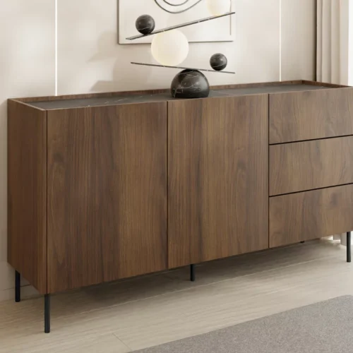 Aparador Moderno En Color Nogal: Elegancia y Funcionalidad en un Solo Mueble Descubre el perfecto equilibrio entre estilo y funcionalidad con nuestro aparador moderno en color nogal mate y Onix. Este mueble, con un diseño contemporáneo y líneas limpias, es ideal para organizar y embellecer cualquier espacio de tu hogar. Fabricado con melamina de alta calidad de 18 mm, ofrece durabilidad y un acabado impecable. Sus medidas de 78 cm de alto, 160 cm de ancho y 37 cm de profundidad lo convierten en la solución perfecta para combinar almacenamiento y estilo en un solo lugar.