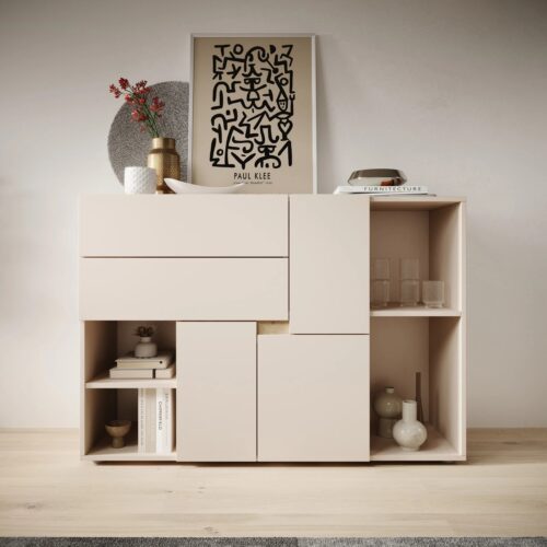 El aparador encaja a la perfección en interiores modernos y serenos. Sus líneas depuradas y su acabado beige mate le confieren un aspecto atemporal, ideal para el salón, el dormitorio o el despacho. Dispones de dos amplios cajones, dos puertas con compartimentos ocultos y estantes abiertos. Esto te permite guardar documentos, vajilla o accesorios del hogar de forma organizada, mientras que los compartimentos abiertos ofrecen espacio para libros o elementos decorativos. La superficie superior cuenta con espacio suficiente para una lámpara, un jarrón o una obra de arte. Con 120 cm de ancho, este mueble es compacto pero ofrece una gran capacidad de almacenamiento. Una opción práctica para quienes desean guardar sus pertenencias de forma ordenada sin que el mueble ocupe demasiado espacio.