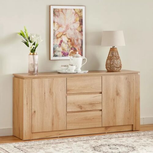 Aparador Color Roble Claro con 3 Cajones, 2 Puertas: Moderno y Elegancia, Funcionalidad para Tu Hogar Renueva tu espacio con nuestro aparador en color roble claro, diseñada para ofrecer estilo y practicidad. Con 3 cajones, 2 puertas , este aparador es la solución perfecta para mantener tu hogar organizado. Equipado con apertura  a 45 g° y fabricado con melamina de alta calidad de 18 mm, este mueble garantiza durabilidad y resistencia. Sus medidas de 75 cm de alto,  160 cm de largo y 39 cm de profundidad la hacen ideal para cualquier habitación de tu hogar. Beneficios y Cualidades 1. Diseño Elegante y Moderno: El aparador en color roble presenta un diseño contemporáneo que se adapta a cualquier estilo de decoración. El acabado en roble claro aporta calidez y sofisticación, mientras que la apariencia sin tiradores añaden un toque de modernidad y elegancia.