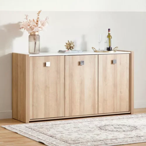 Aparador Moderno de 3 Puertas en Color Roble: Elegancia y Funcionalidad en un Solo Mueble Renueva tu sala con nuestro hermoso Aparador recibidor. El cual combina su estilo con la que hoy en día todos buscamos. Podrás decorarlo de una manera que tu habitación luzca extremadamente bien. Beneficios y Cualidades 1. Diseño Moderno y Versátil: Este aparador, con un diseño minimalista, será un aporte práctico y decorativo para tu hogar. Con 3 puertas, el aparador proporciona amplio espacio de almacenamiento para libros, dispositivos multimedia y otros artículos. La robusta superficie es ideal para exhibir objetos decorativos, marcos de fotos o plantas. También se puede usar como mueble bajo, armario auxiliar, etc. Gracias al tablero de gran calidad, este aparador está diseñado para durar.