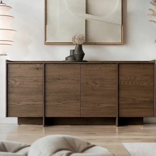 Aparador Moderno de 4 Puertas en Color Coñac: Elegancia y Funcionalidad en un Solo Mueble Renueva tu sala con nuestro hermoso Aparador recibidor. El cual combina su estilo con la que hoy en día todos buscamos. Podrás decorarlo de una manera que tu habitación luzca extremadamente bien. Beneficios y Cualidades 1. Diseño Moderno y Versátil: Este aparador, con un diseño minimalista, será un aporte práctico y decorativo para tu hogar.